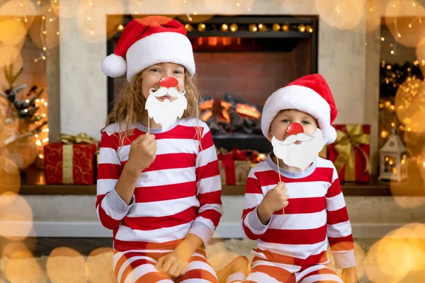 Niños Felices Cerca Chimenea Navidad Niños Divirtiéndose Casa Concepto Vacaciones — Foto de Stock