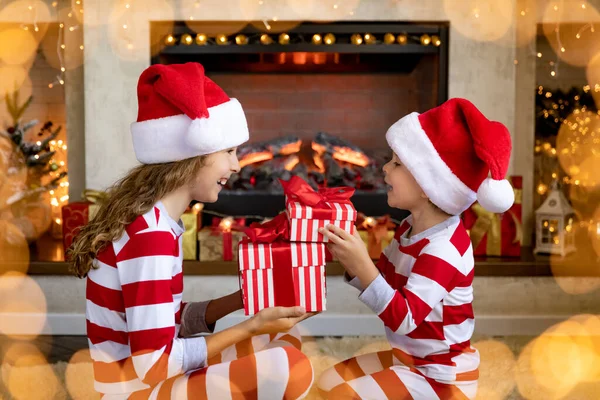 Niños Felices Cerca Chimenea Navidad Niños Divirtiéndose Casa Concepto Vacaciones — Foto de Stock