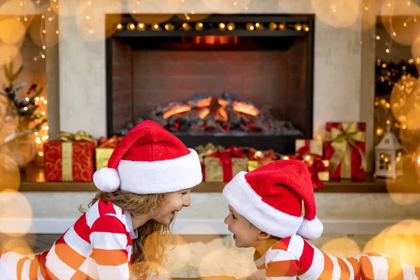 Niños Felices Cerca Chimenea Navidad Niños Divirtiéndose Casa Concepto Vacaciones — Foto de Stock