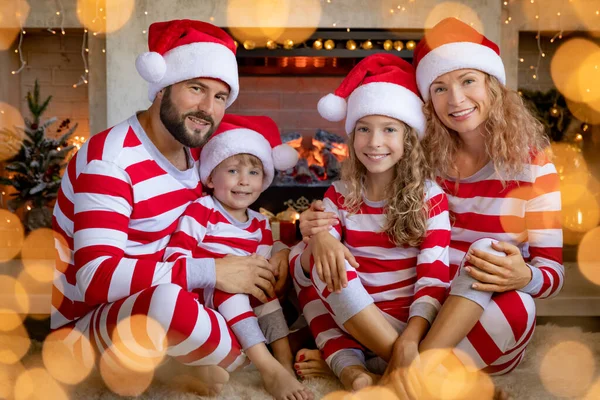 Šťastná Rodina Dětmi Pruhovaných Pyžamech Krbu Vánoce Matka Otec Děti — Stock fotografie