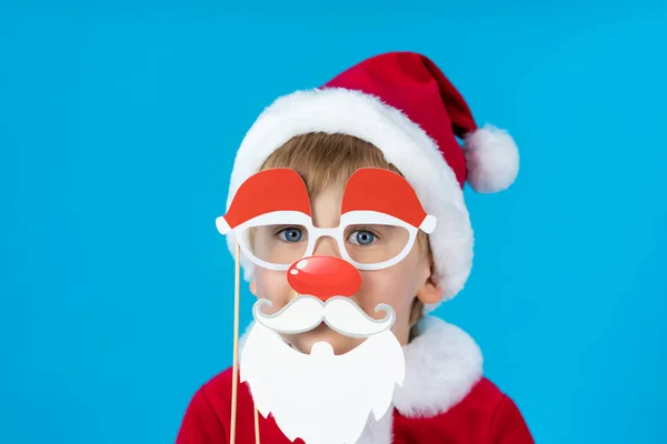 Criança Feliz Com Adereços Papel Natal Contra Fundo Azul — Fotografia de Stock