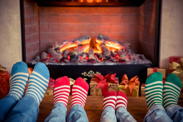 Šťastná Rodina Dětmi Krbu Vánoce Nohy Nosí Vánoční Ponožky Koncept — Stock fotografie