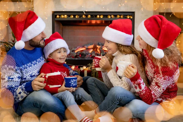 Gelukkig Gezin Met Kinderen Bij Open Haard Met Kerstmis Moeder — Stockfoto