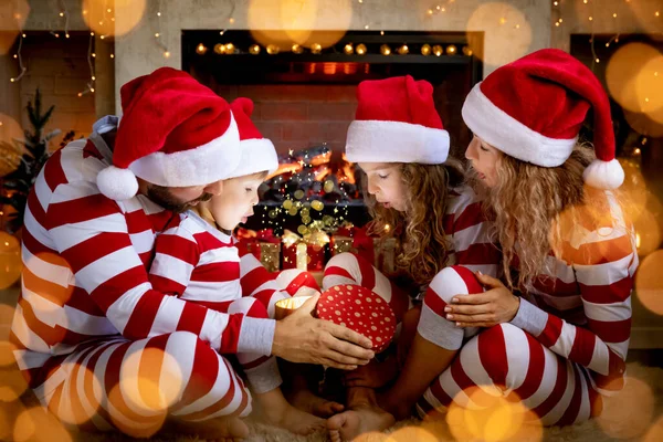 Gelukkige Familie Met Kinderen Die Een Kerstcadeau Openen Mensen Die — Stockfoto