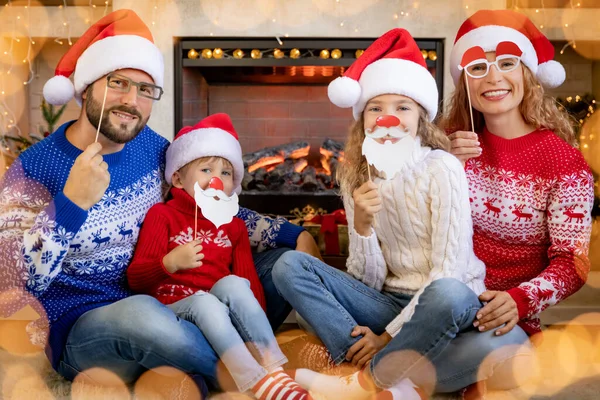 Famiglia Felice Con Bambini Vicino Camino Natale Madre Padre Figli — Foto Stock