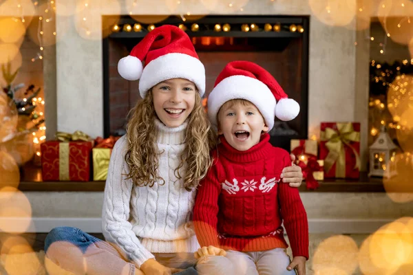 Bambini Felici Vicino Camino Natale Bambini Divertono Casa Concetto Vacanza — Foto Stock