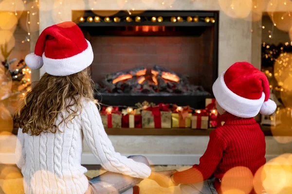 Gelukkige Kinderen Bij Open Haard Met Kerstmis Kinderen Hebben Plezier — Stockfoto
