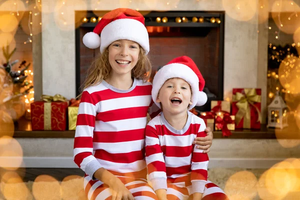 Crianças Felizes Perto Lareira Natal Crianças Divertindo Casa Conceito Férias — Fotografia de Stock