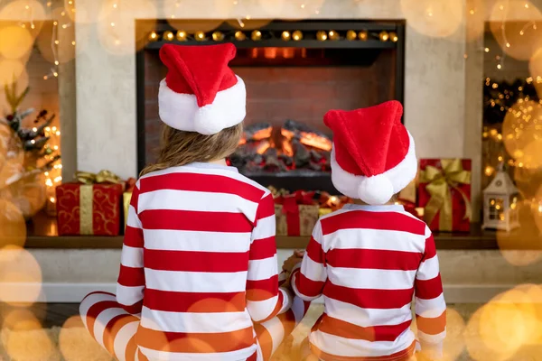 Niños Felices Cerca Chimenea Navidad Niños Divirtiéndose Casa Concepto Vacaciones — Foto de Stock