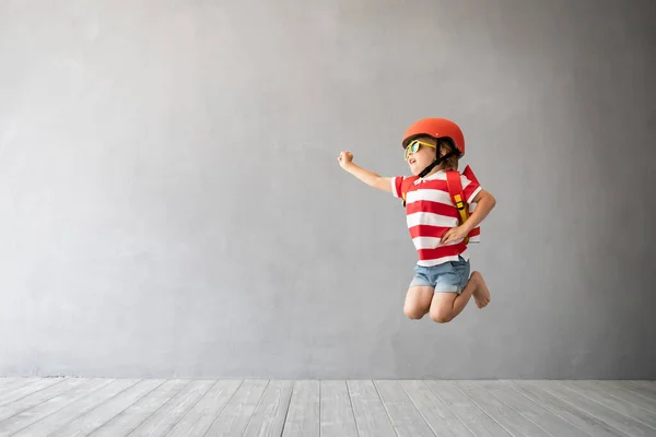 Enfant Avec Fusée Sautant Sur Fond Béton Gris Gamin Joue — Photo