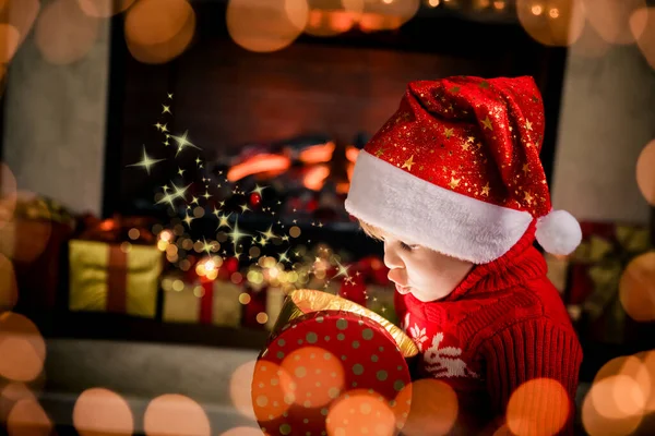 Criança Surpresa Abrindo Presente Natal Miúdo Engraçado Casa Perto Lareira — Fotografia de Stock