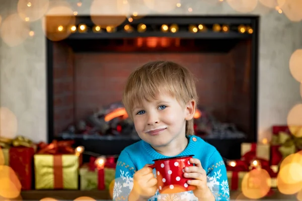 Niño Feliz Con Taza Leche Contra Chimenea Concepto Vacaciones Navidad —  Fotos de Stock