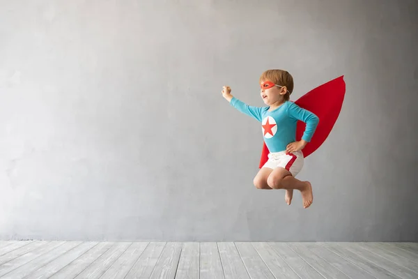 Criança Super Herói Saltando Contra Fundo Concreto Cinza Miúdo Super — Fotografia de Stock