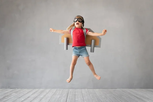 Παιδί Jetpack Άλμα Πάνω Γκρι Φόντο Τσιμέντο Παιδί Αεριωθούμενο Που — Φωτογραφία Αρχείου