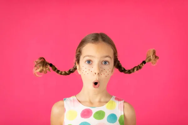 Meglepett Lány Rózsaszín Háttérrel Vicces Gyermek Portréja — Stock Fotó