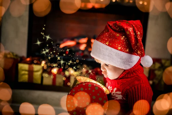 Niño Sorprendido Abriendo Regalo Navidad Chico Gracioso Casa Cerca Chimenea Fotos de stock libres de derechos