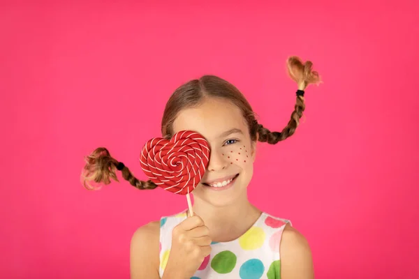 Ragazza Felice Con Lecca Lecca Sullo Sfondo Rosa Ritratto Bambino — Foto Stock