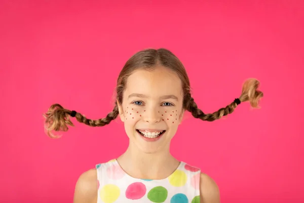 Pembe Arka Planda Mutlu Bir Kız Komik Çocuk Portresi — Stok fotoğraf