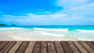 Plaj deniz arka plan üzerinde eski ahşap teras dokusu