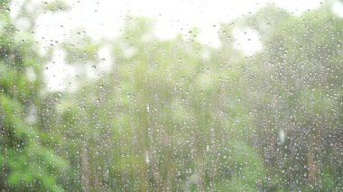 Cam soyut arka plan üzerinde yağmurlu sezon yağmur damla