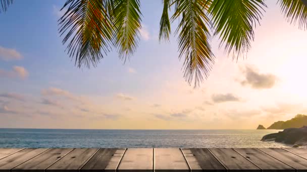 夏日阳光下海滩上的木制露台 — 图库视频影像