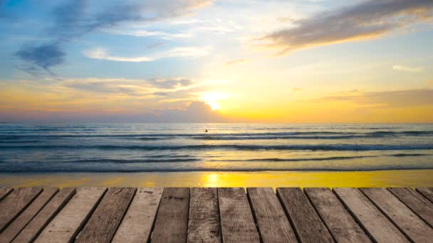 Plážový Západ Slunce Perspektiva Dřevěné Terasy Výhledem Pláž Při Západu — Stock video