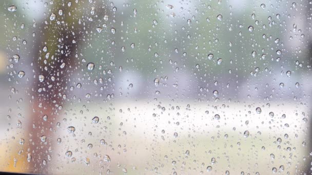 Uhd视频剪辑 玻璃上的雨滴关闭在室内 — 图库视频影像