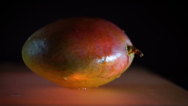 Natte mango met water druppelen op het — Stockvideo