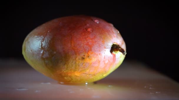 Mango mojado con agua goteando sobre él — Vídeos de Stock