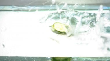 su içine salatalık düşmek dilimlenmiş