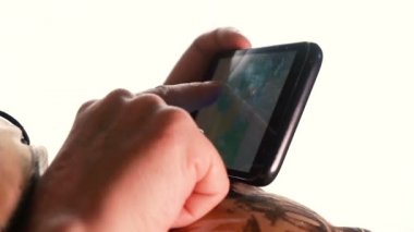 kadın iletişim için akıllı telefon kullanır
