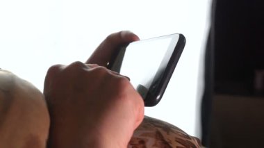 kadın iletişim için akıllı telefon kullanır