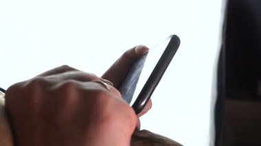 kadın iletişim için akıllı telefon kullanır