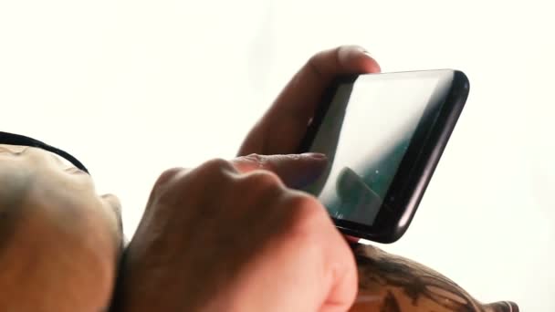 Kvinna använder smartphone för kommunikation — Stockvideo