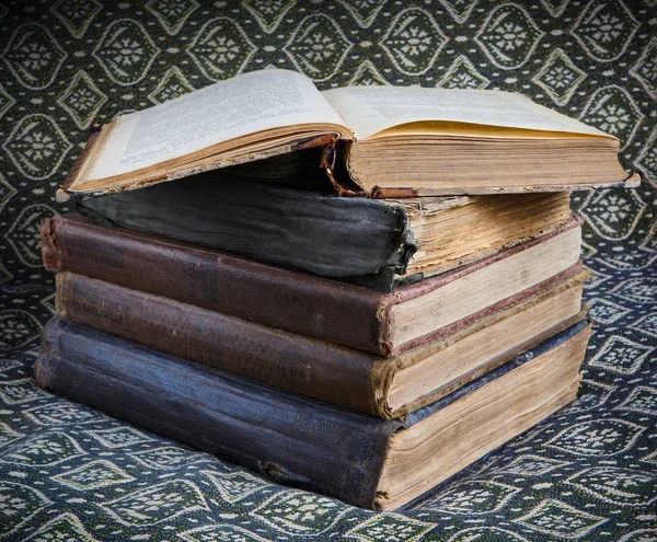 Samenstelling van oude boeken in een stapel — Stockfoto