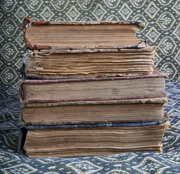 Composition de vieux livres dans une pile — Photo