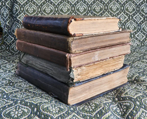 Složení starých knih v zásobníku — Stock fotografie