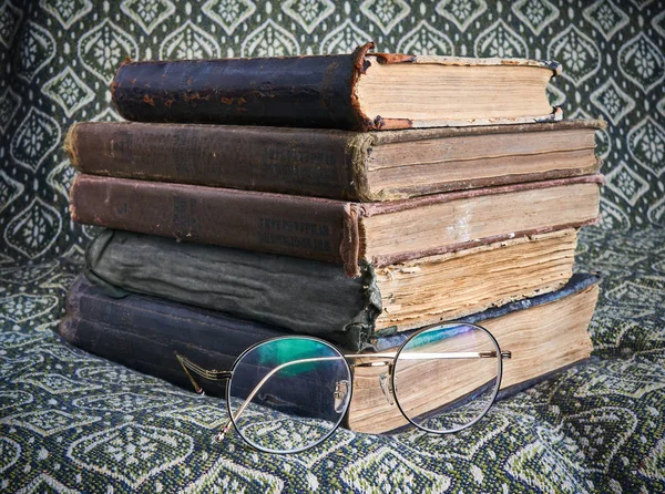 Composição de livros antigos em uma pilha — Fotografia de Stock