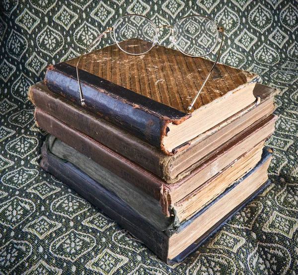 Композиция старых книг в стопку — стоковое фото