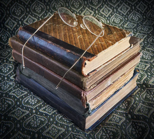 La composición de los libros viejos en la pila — Foto de Stock