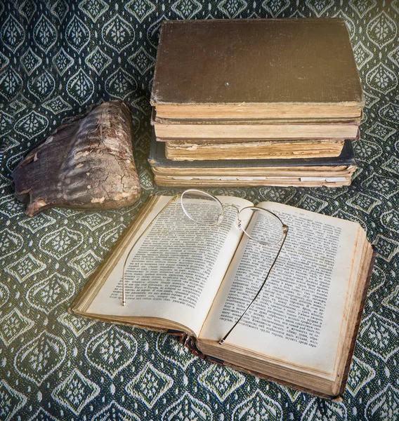 Samenstelling van oude boeken in een stapel — Stockfoto