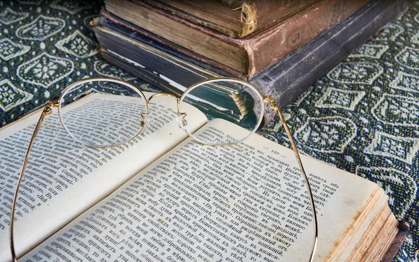 La composición de los libros viejos en la pila — Foto de Stock