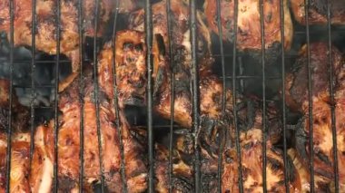 Kömürlerde et kızartmak. Barbeküde