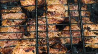 Kömürlerde et kızartmak. Barbeküde