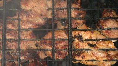 Kömürlerde et kızartmak. Barbeküde