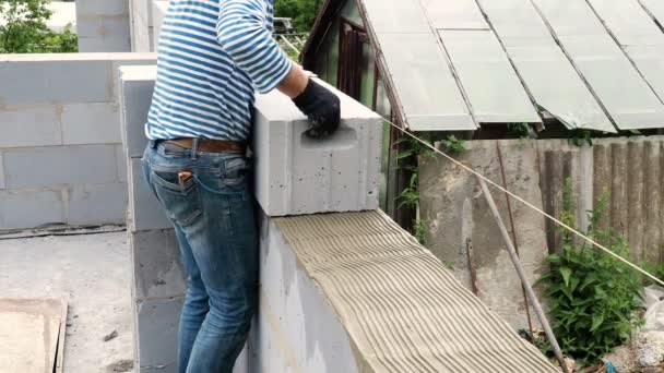 Bricklayer putting down another row of bricks in site — Stock Video