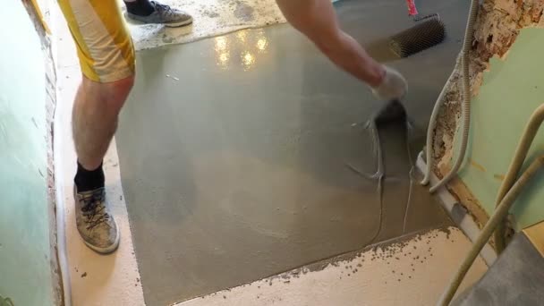 De sex masculin turnarea plăcii de beton pe cablu de încălzire — Videoclip de stoc