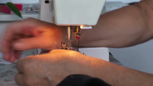 La mano está tratando de enhebrar la aguja de una máquina de coser — Vídeo de stock