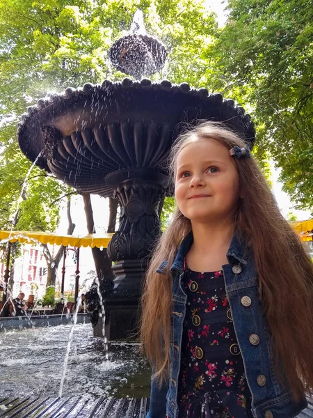 Küçük kız ve Çeşmesi