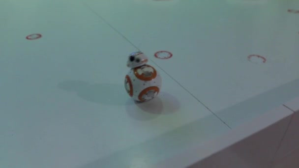 O robô BB-8 quebrado — Vídeo de Stock